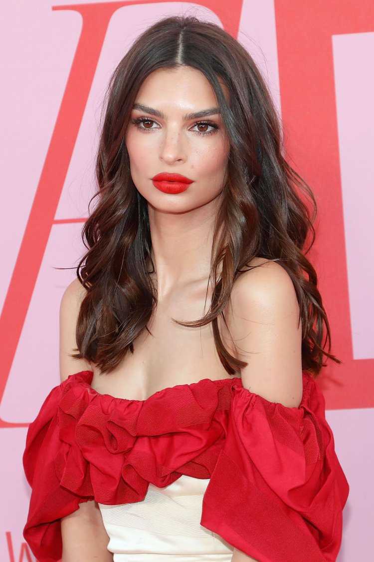 Эмили Ратаковски прически