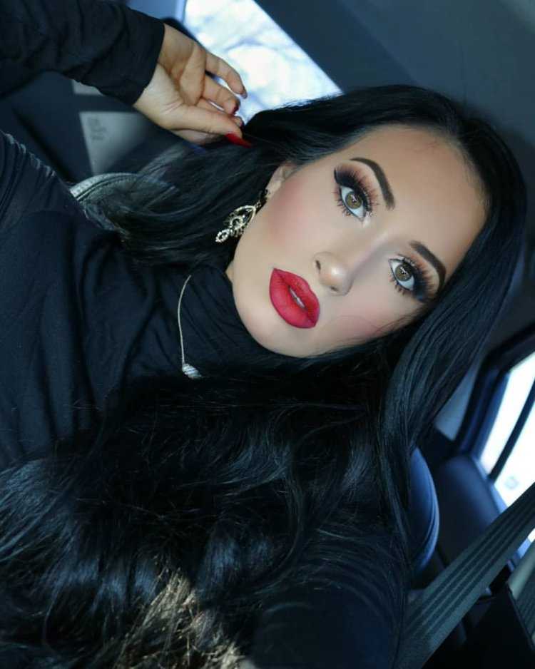 Брюнетка с красной помадой