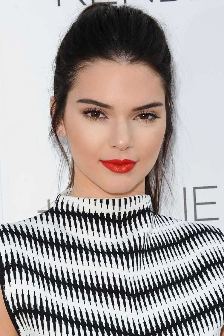 Кендалл Дженнер с красной помадой