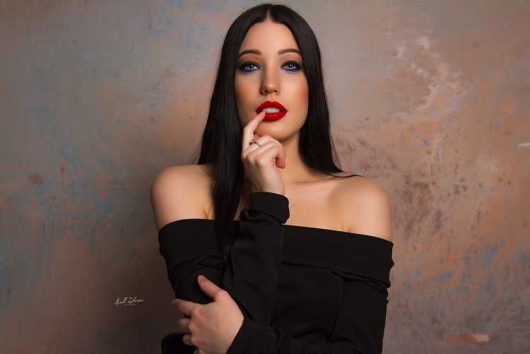 Брюнетки с красной помадой на губах