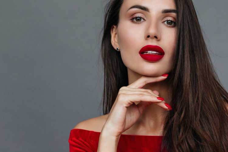 Макияж с красной помадой для брюнеток