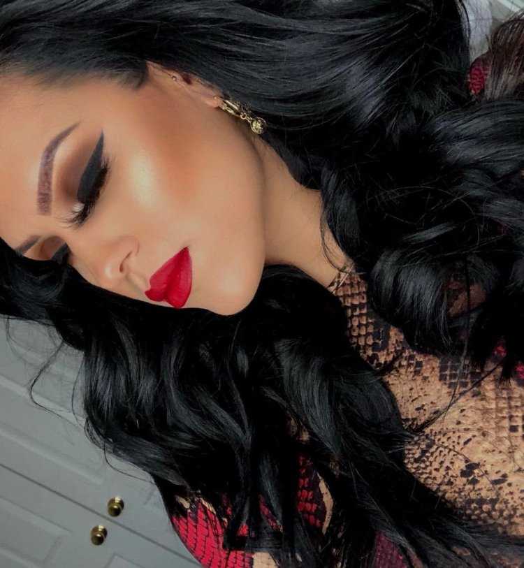 Жгучая брюнетка с красной помадой