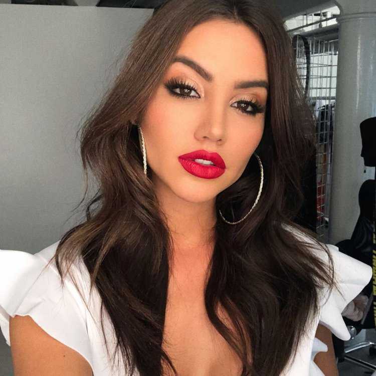 Макияж с красной помадой для брюнеток