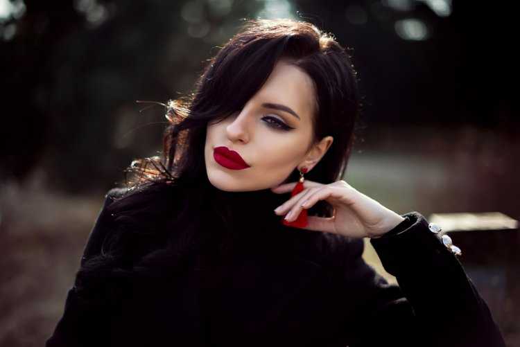 Девушка с красными губами