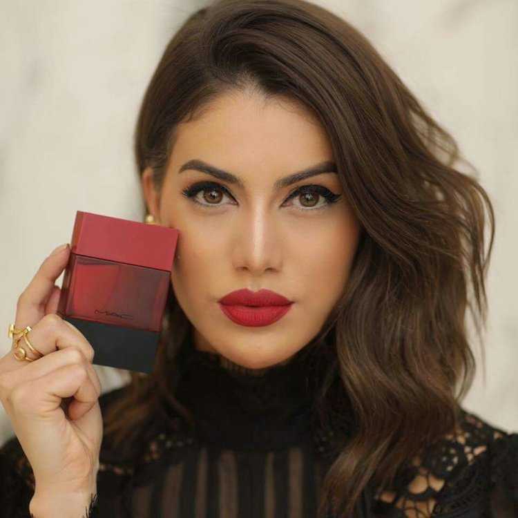 Шатенки с красной помадой