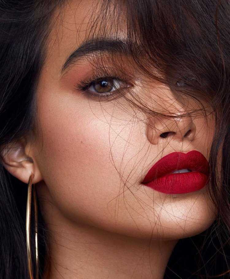 Красные губы