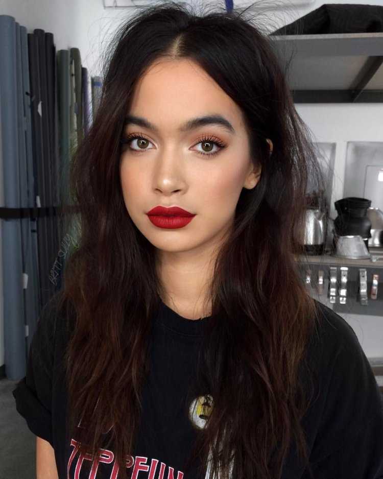 Черные волосы красные губы