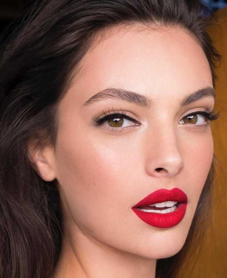 Классический макияж с красной помадой