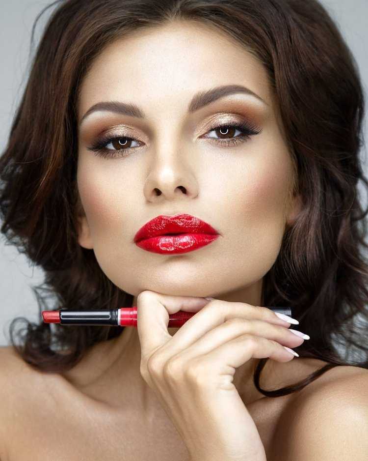 Макияж с красной помадой для шатенок