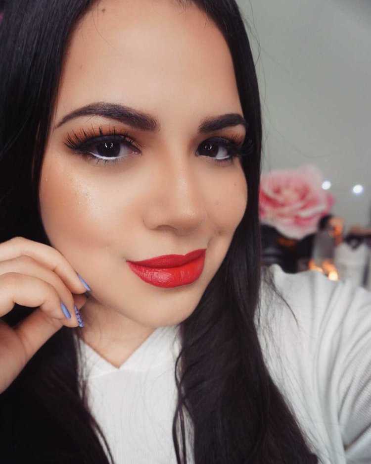 Макияж с красной помадой для брюнеток с карими глазами
