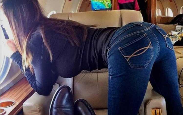 Каталина Дэнис в леггинсах