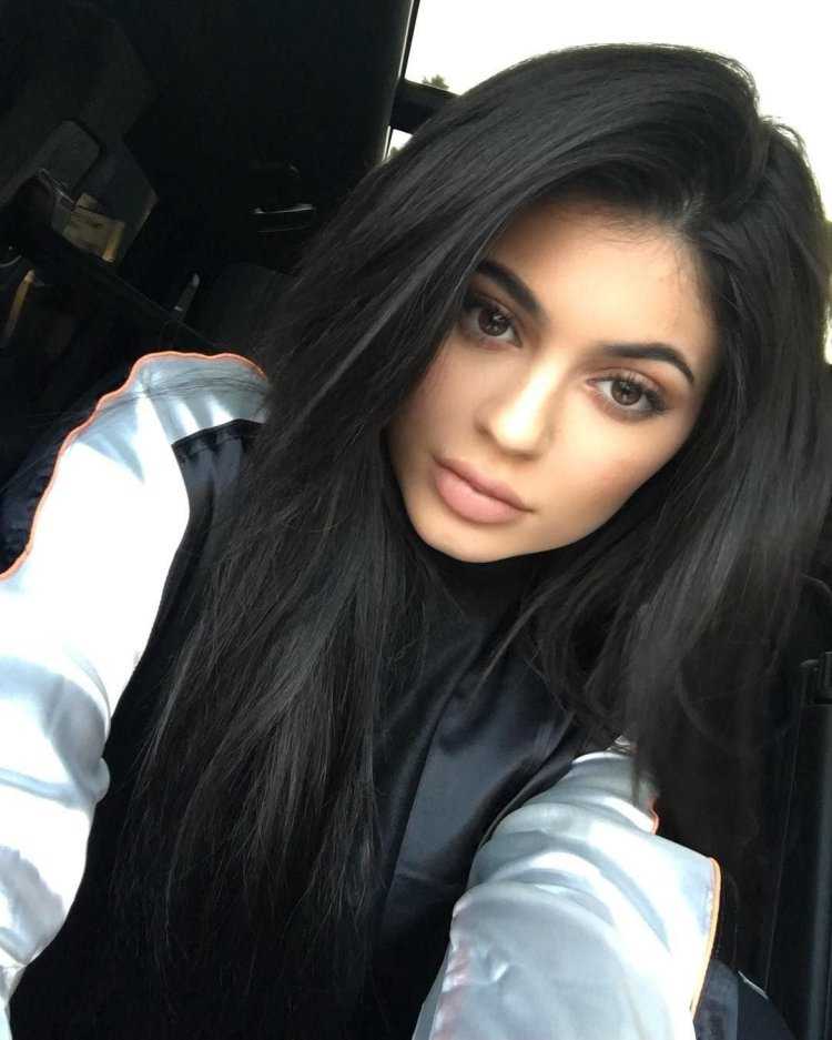 Обычная брюнетка35