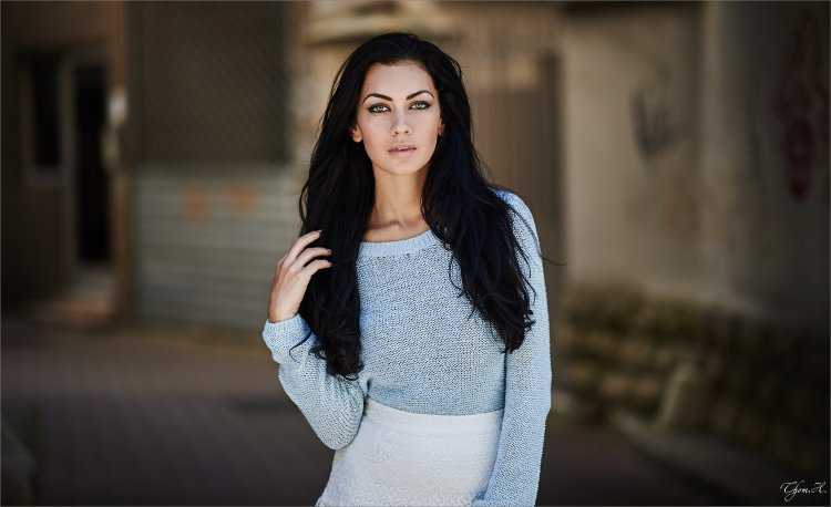 Красивая брюнетка 30 лет