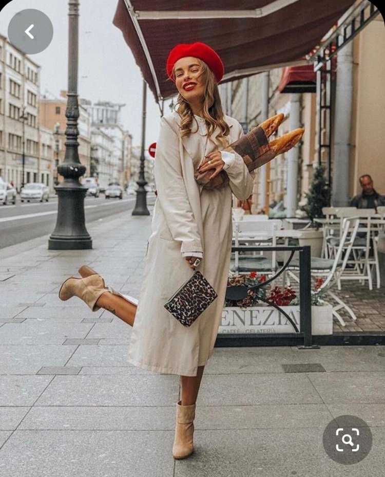 Красивая девушка в кафе, играющая с мужскими сердцами