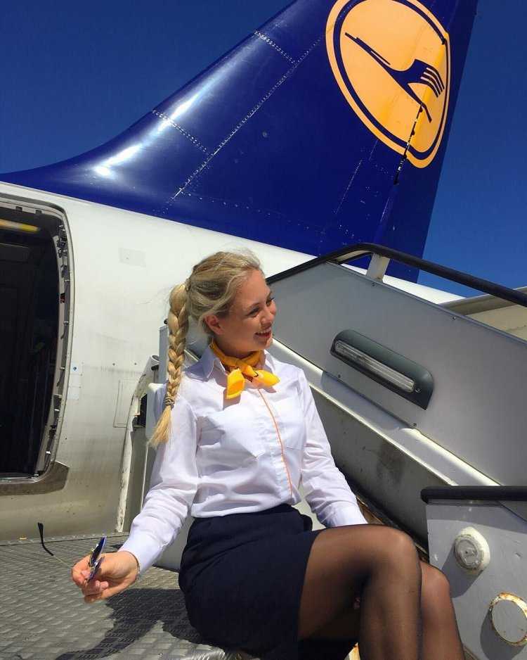 Barefoot стюардесса