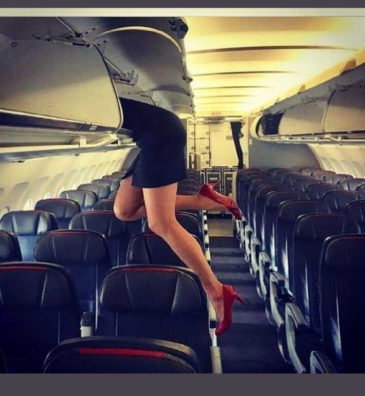 Красивые ноги в самолете