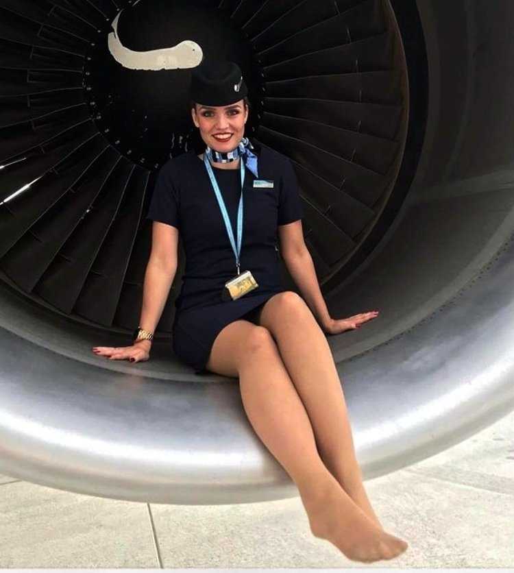 Стюардесса спиной