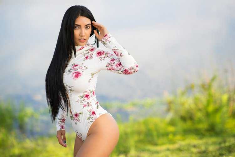 Девушка брюнетка в боди