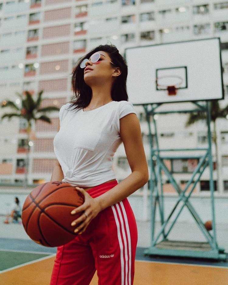 Девушка с баскетбольным мячом