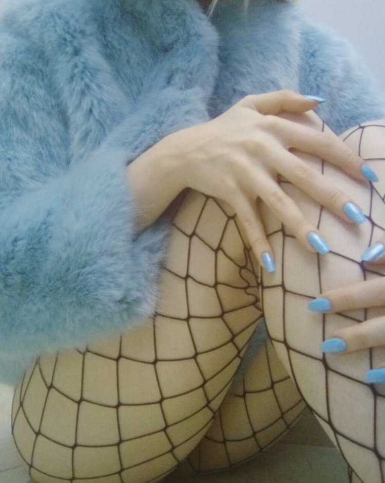 Эротическая эстетика в нежно-голубых оттенках