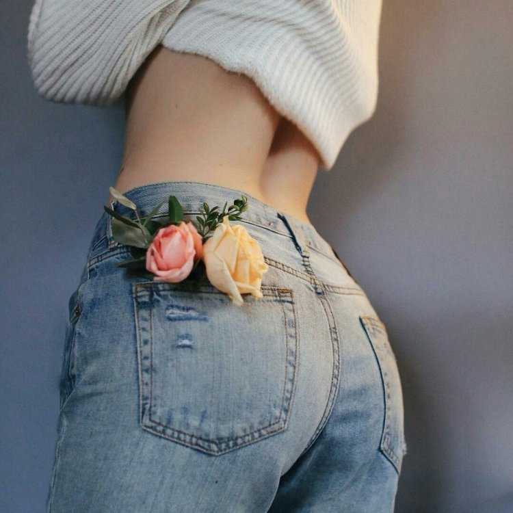 Цветы, джинсы и чувственность на фотосессии