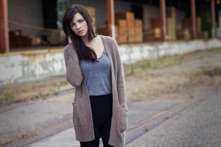 Соблазнительная Эмили Радд брюнетка