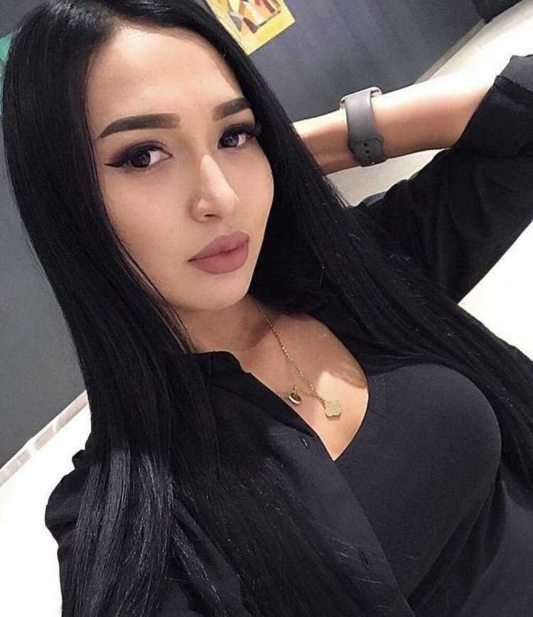 Сочная азиаточка в платье