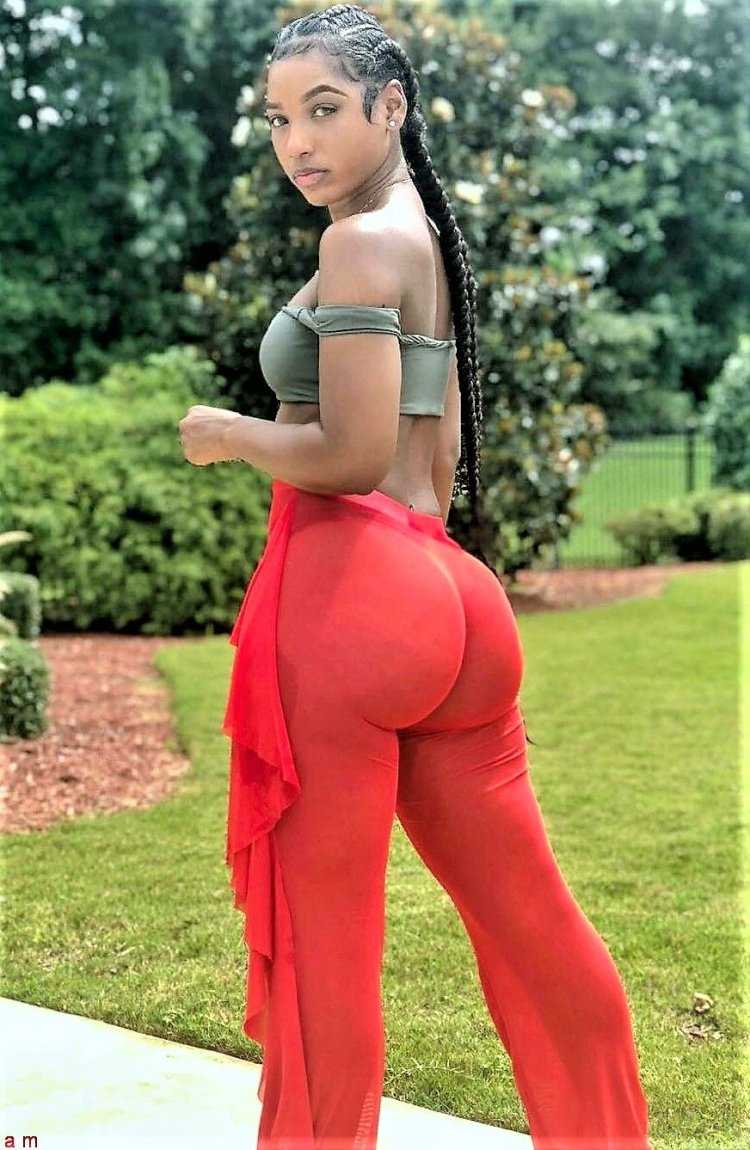 Эшли Грэм в купальнике соблазнительно поворачивается камере