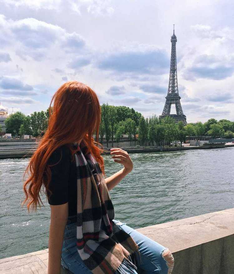 Рыжая девушка в городе