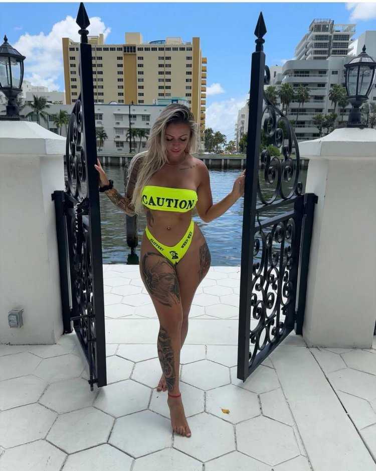 Саммер Рэй в сексуальных джинсах