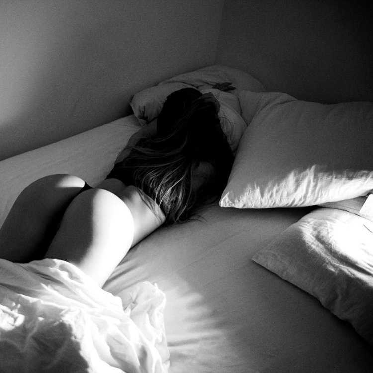 Спящие девушки в постели