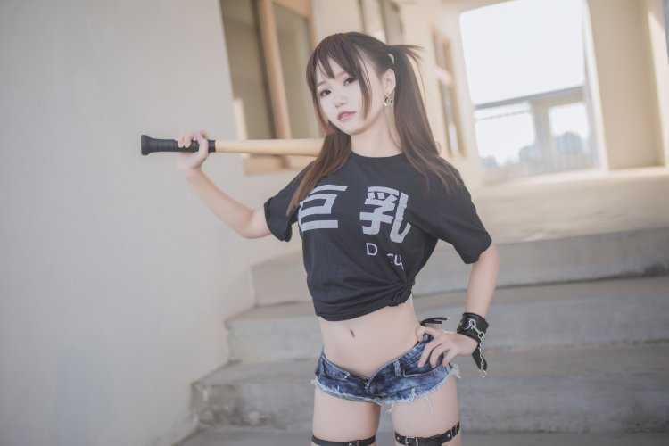 Азиатка с хвостиками