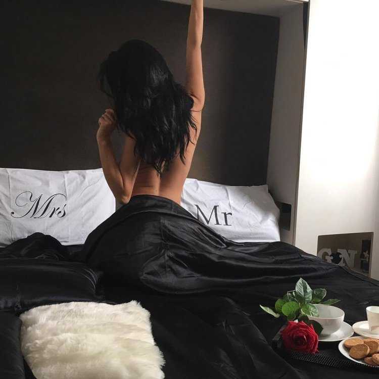 Эротическая атмосфера с брюнеткой у их спины вызывает страсть