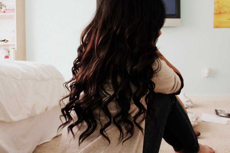 Девушка со спины брюнетка с длинными волосами