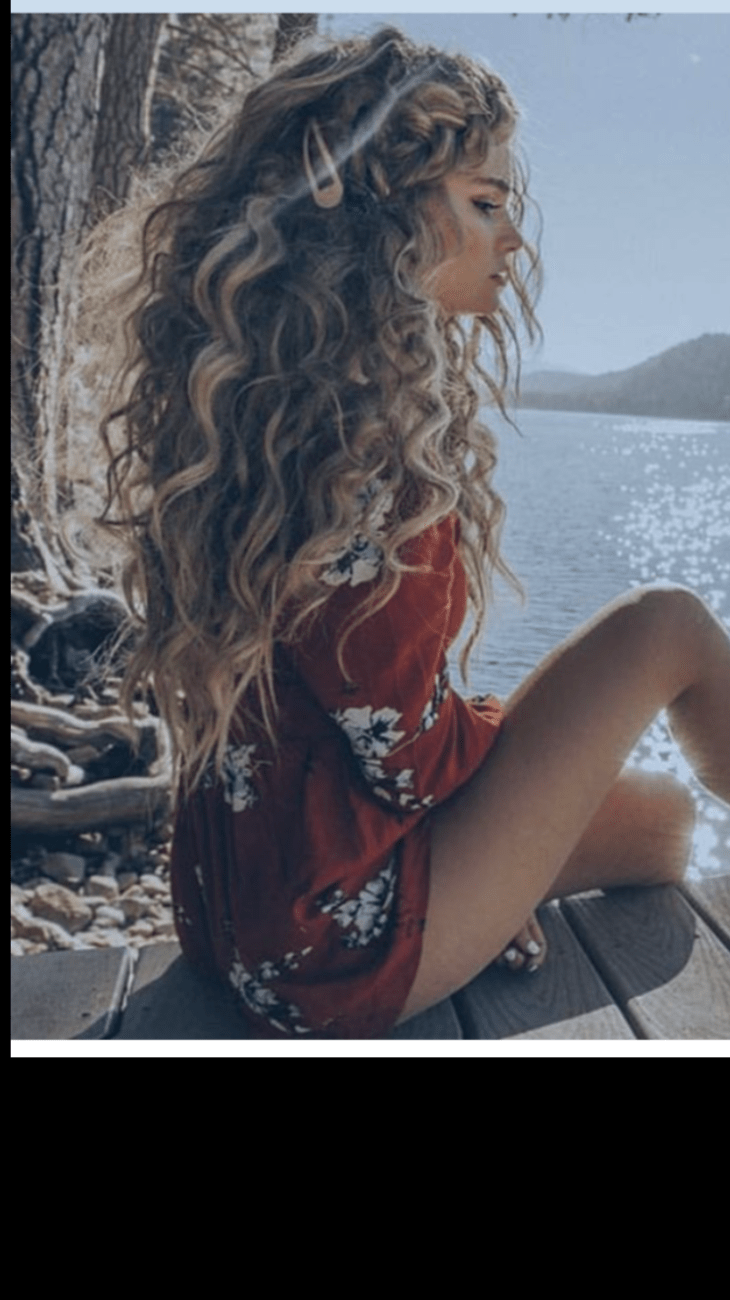 Русые кудрявые волосы девушки