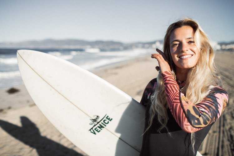 Софи Хелльер серфинг