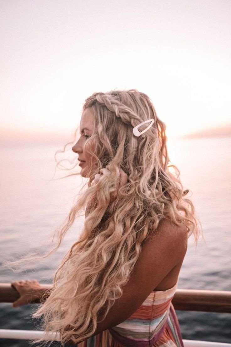 Блондинка с кудрявыми волосами