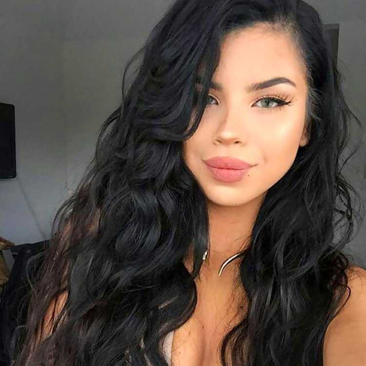 Брюнетка с кудрями