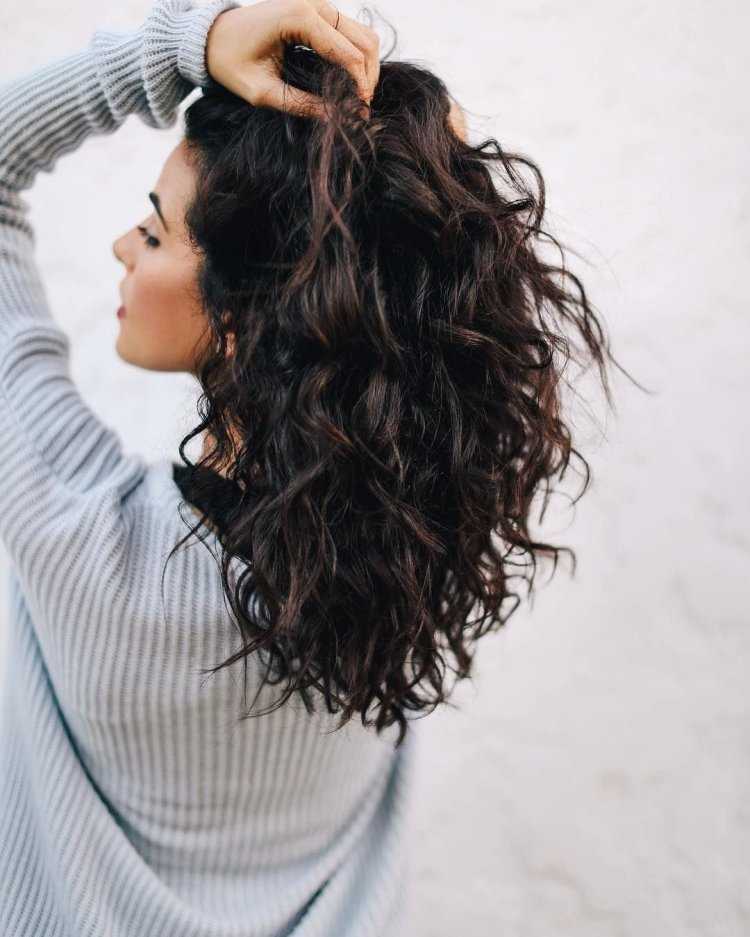 Брюнетка с кудрявыми волосами