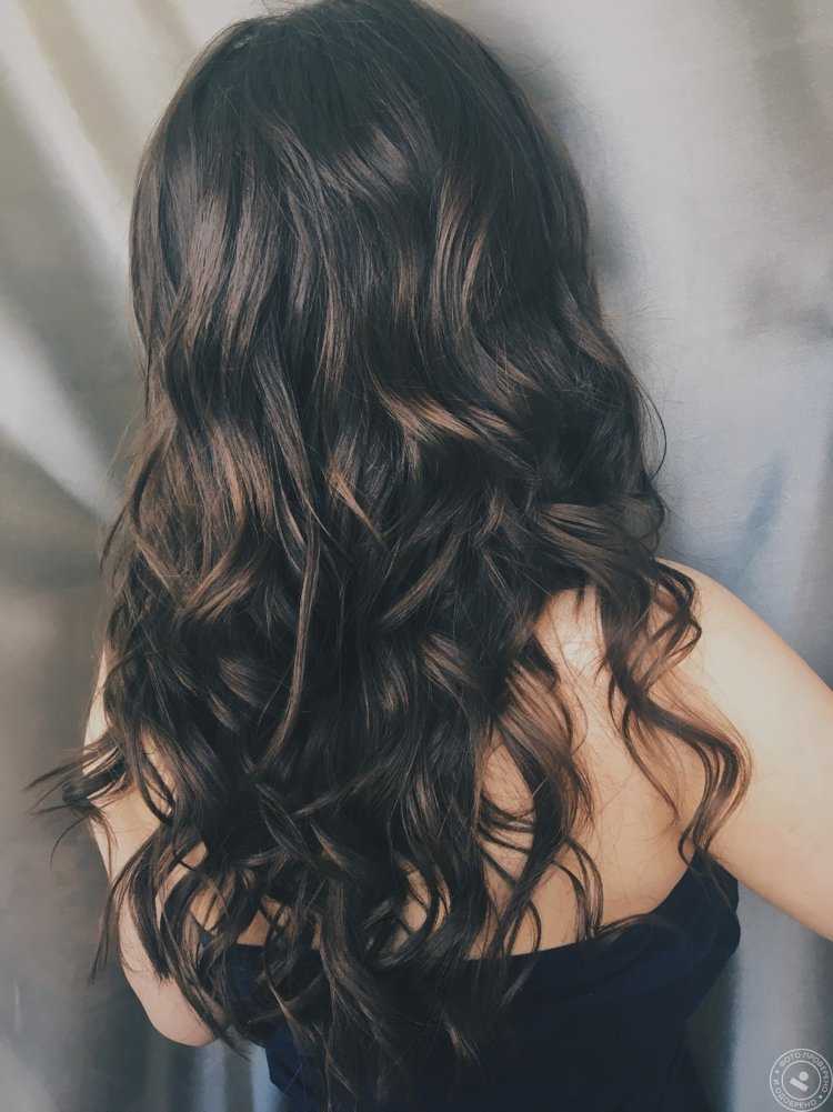 Локоны на длинные темные волосы