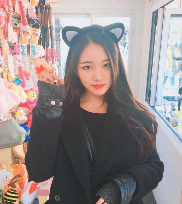 Красивая кореянка с ушками