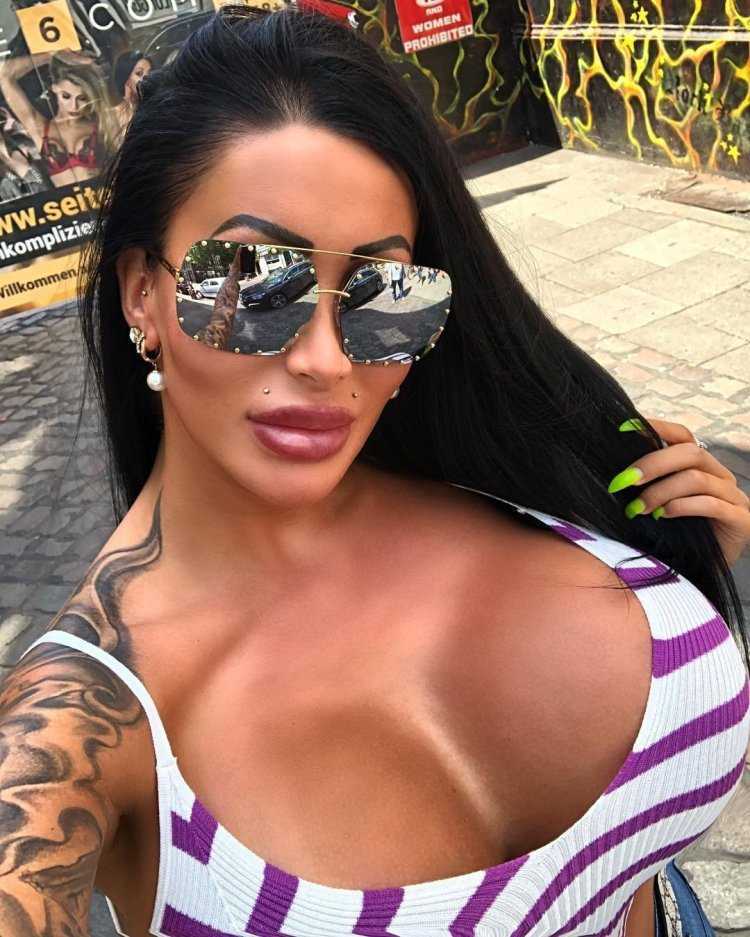 Чарли Этвелл грудь