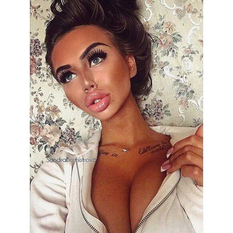 Красивые девушки с большими губами