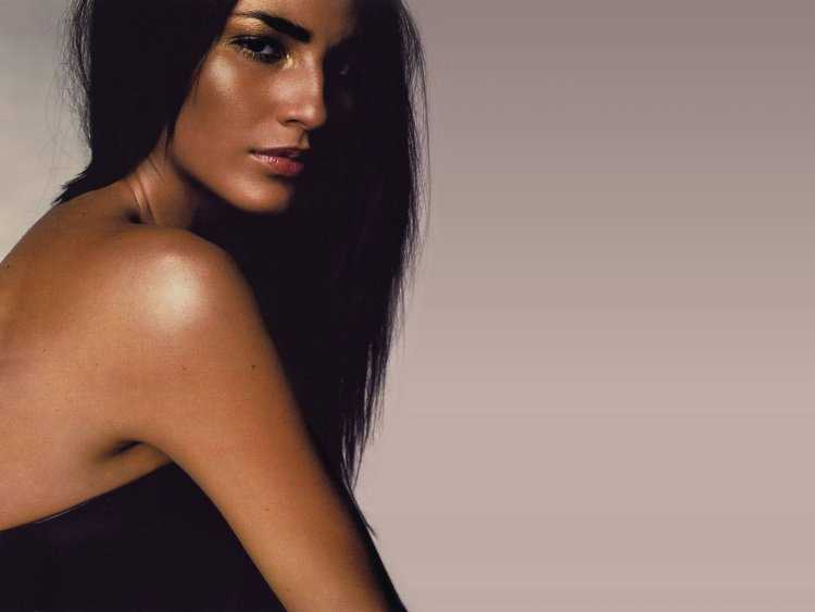 Загорелая девушка