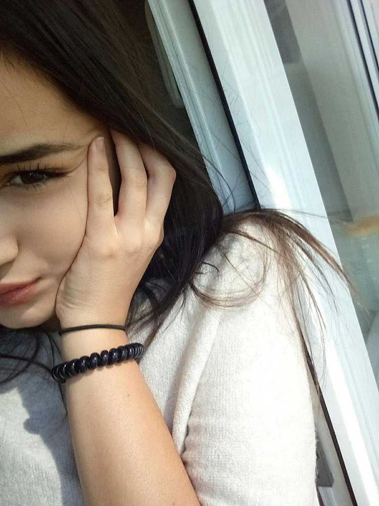 Искушающая брюнетка