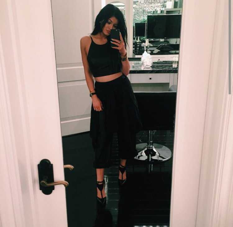 Кайли Дженнер с каре в зеркало