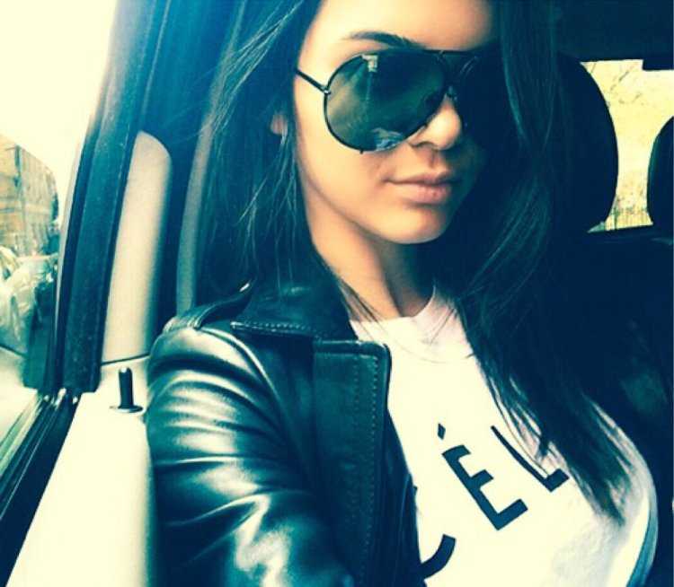 Девушка в очках темных селфи