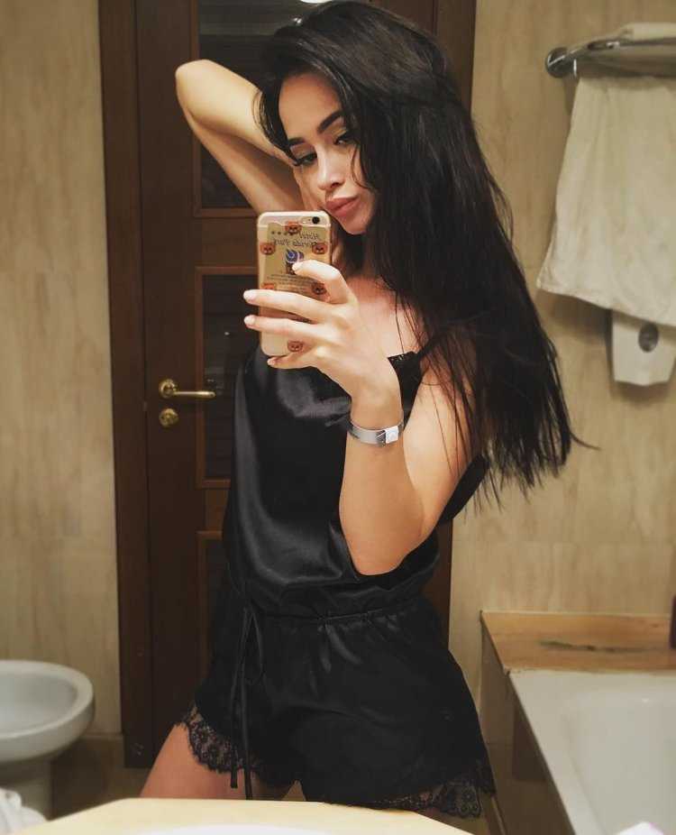 Луковое селфи от загадочной брюнетки