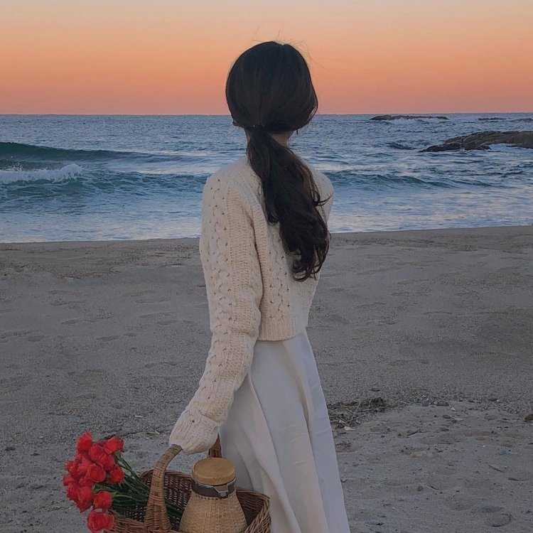 Искушающая скромность молодой дамы