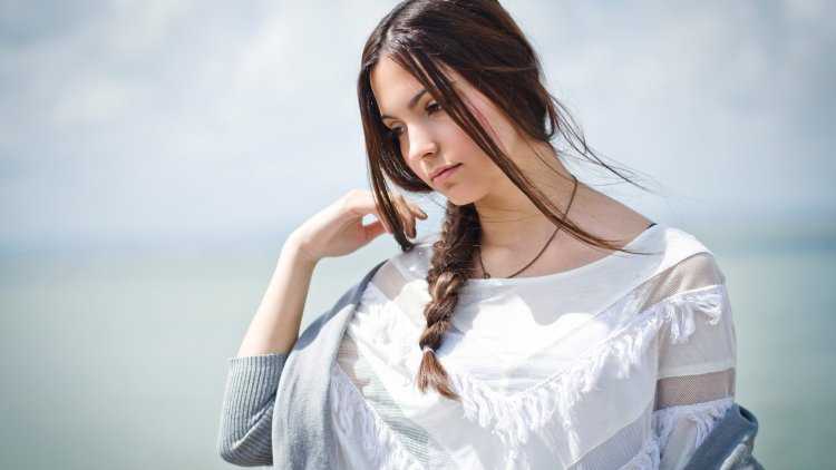 Красивая девушка с косой